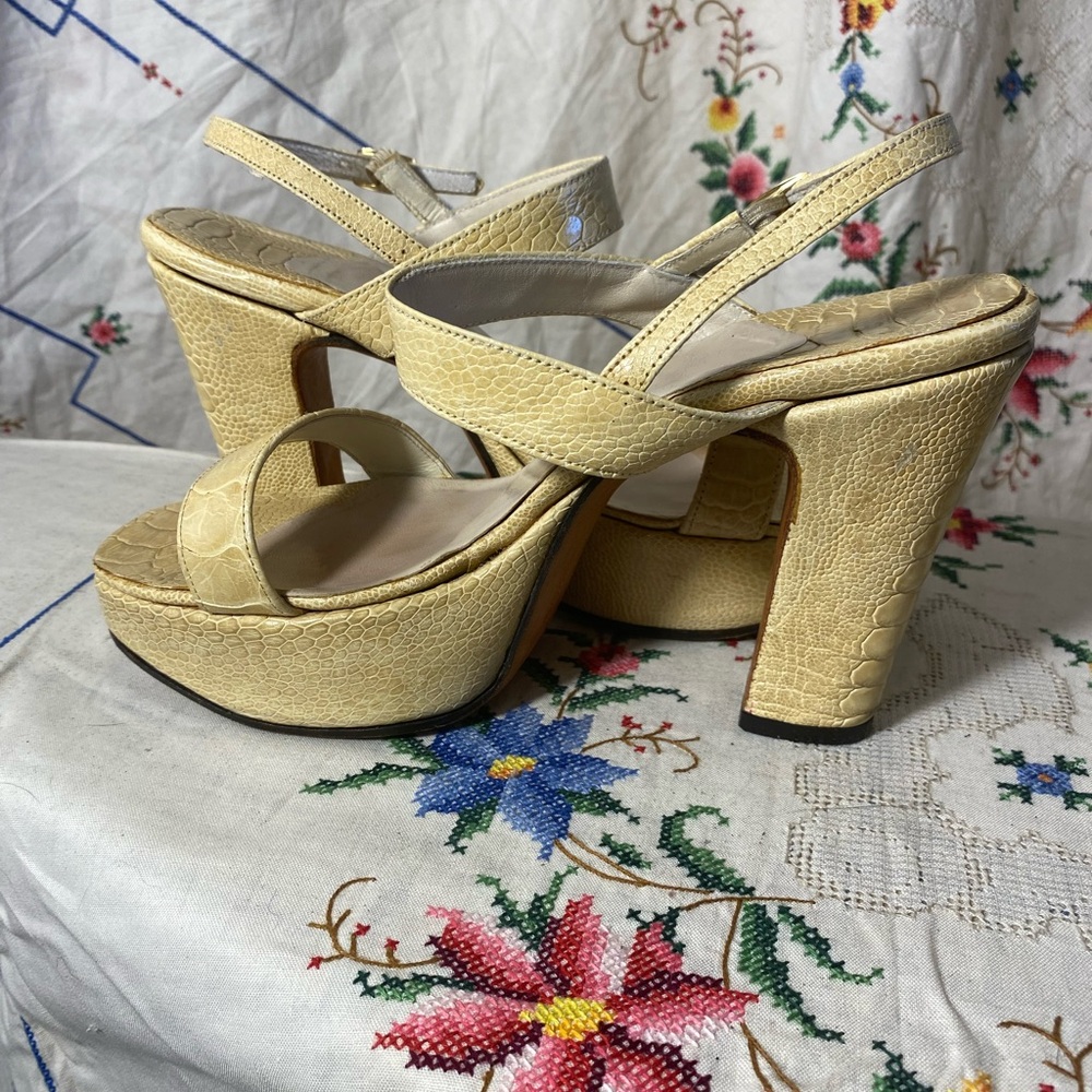 70s VINTAGE CREAM SNAKESKIN STRAPPY PLATFORM HEELS